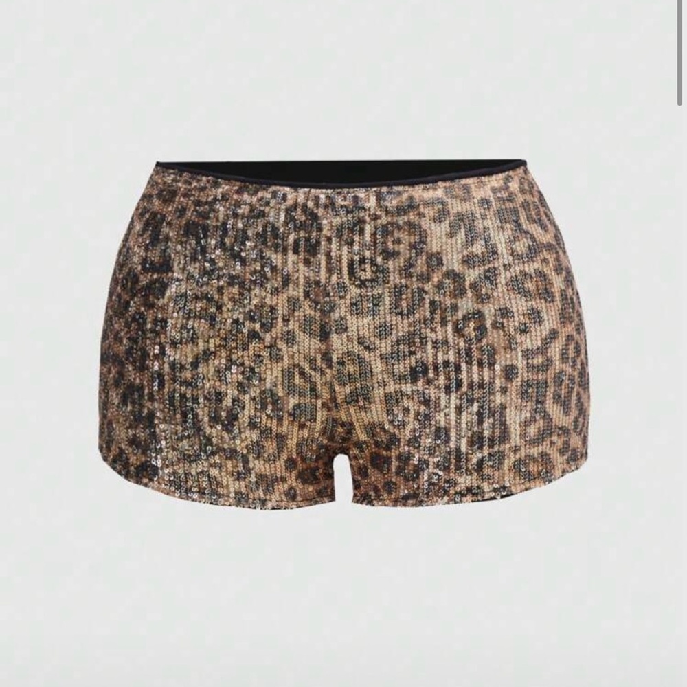 Médium NWT Leopard Print Sequin Low Waisted Shorts